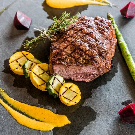Holiday Inn Cucuta By Ihg Kültér fotó A steak prepared with vegetables