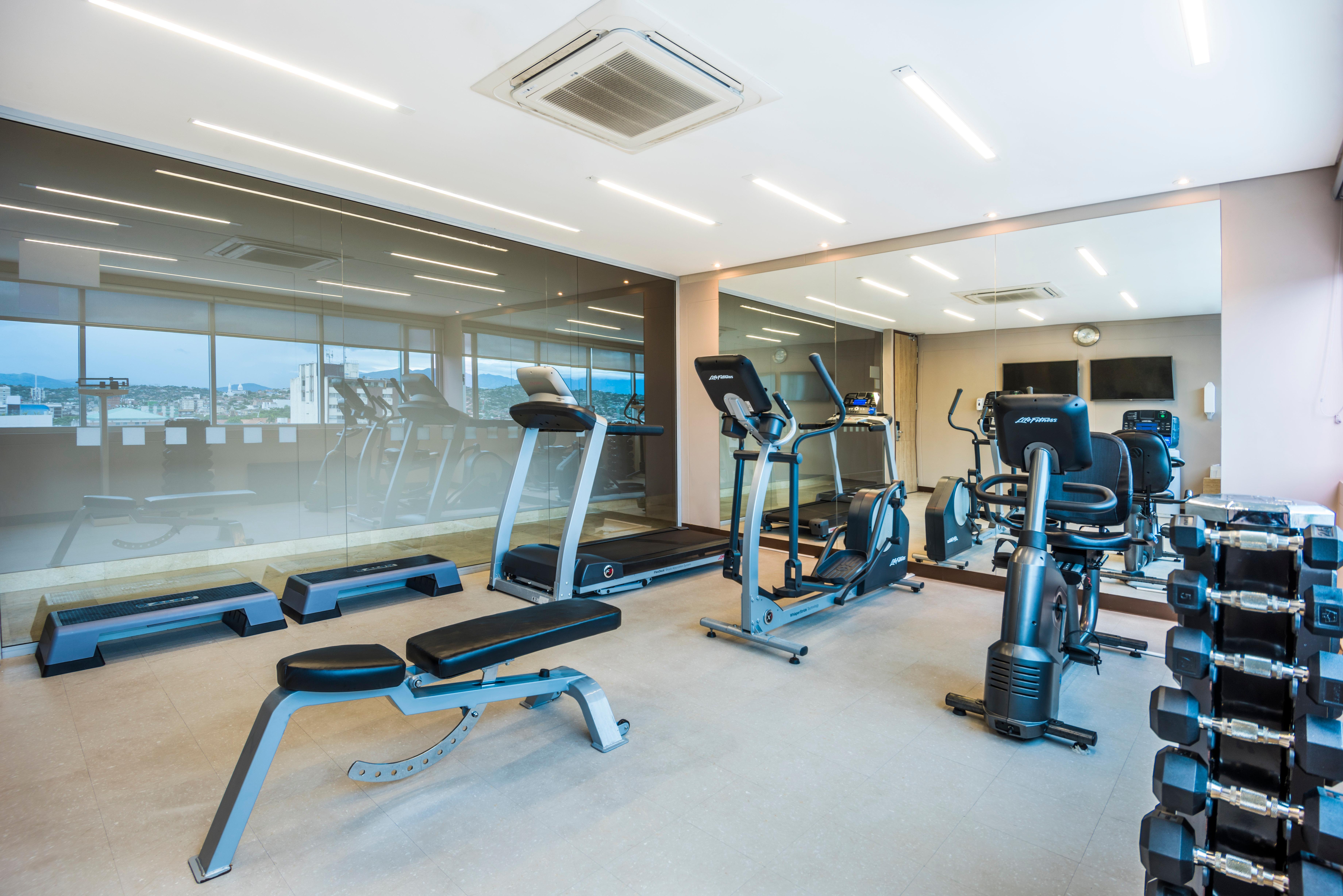 Holiday Inn Cucuta By Ihg Kültér fotó A gym in a hotel