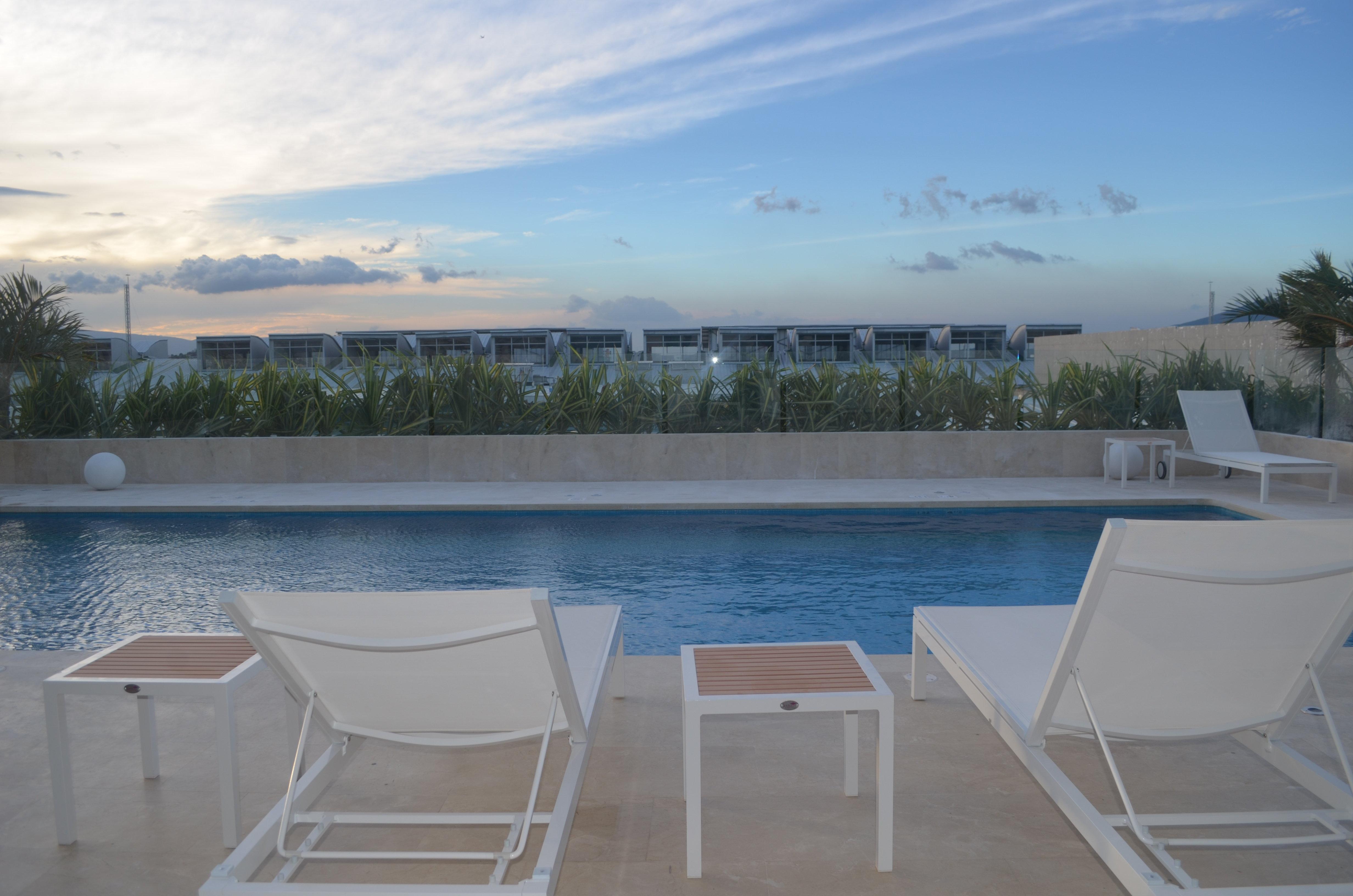 Holiday Inn Cucuta By Ihg Kültér fotó Rooftop pool at the Hotel