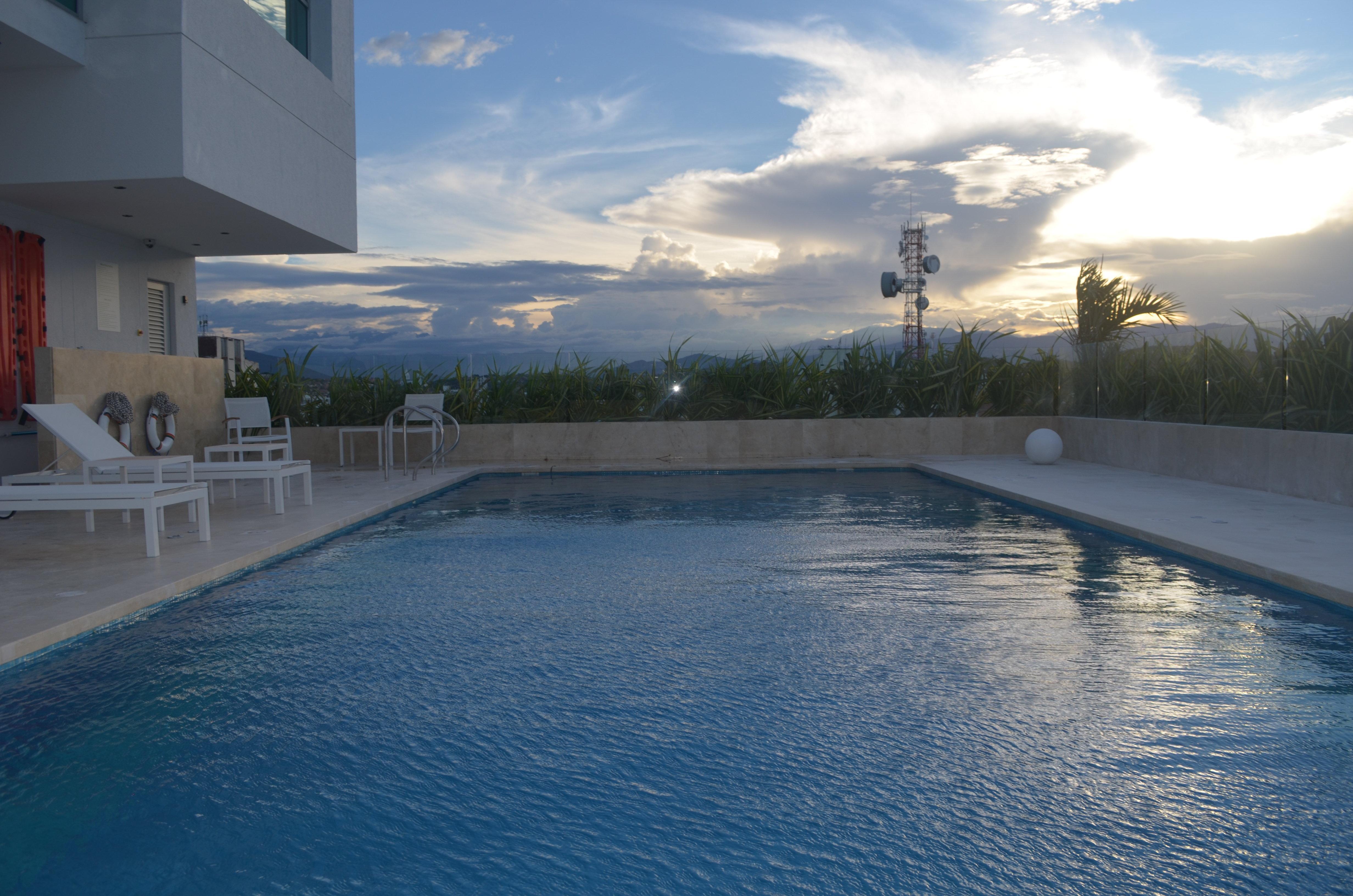 Holiday Inn Cucuta By Ihg Kültér fotó Swimming pool at the hotel