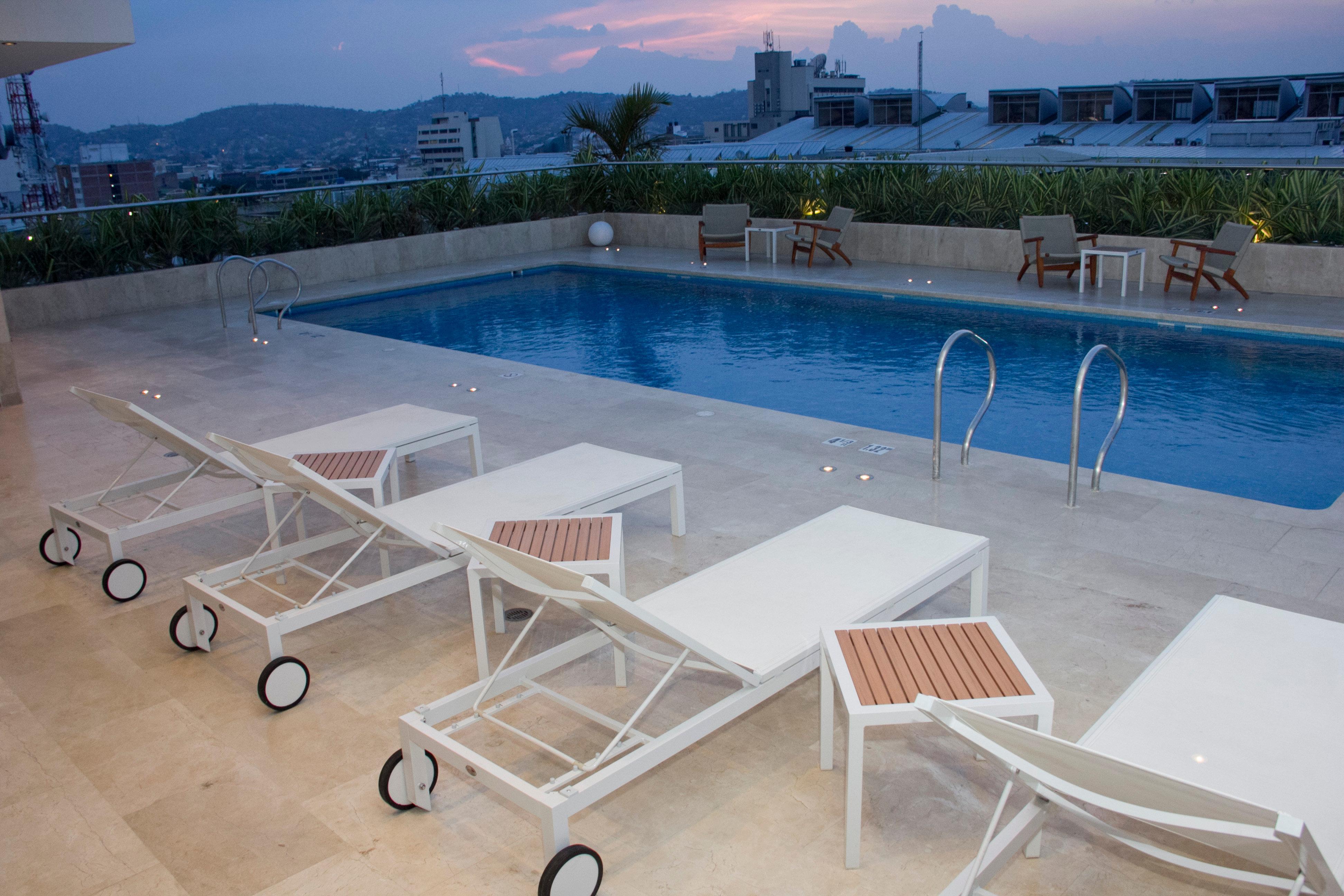 Holiday Inn Cucuta By Ihg Kültér fotó Rooftop pool