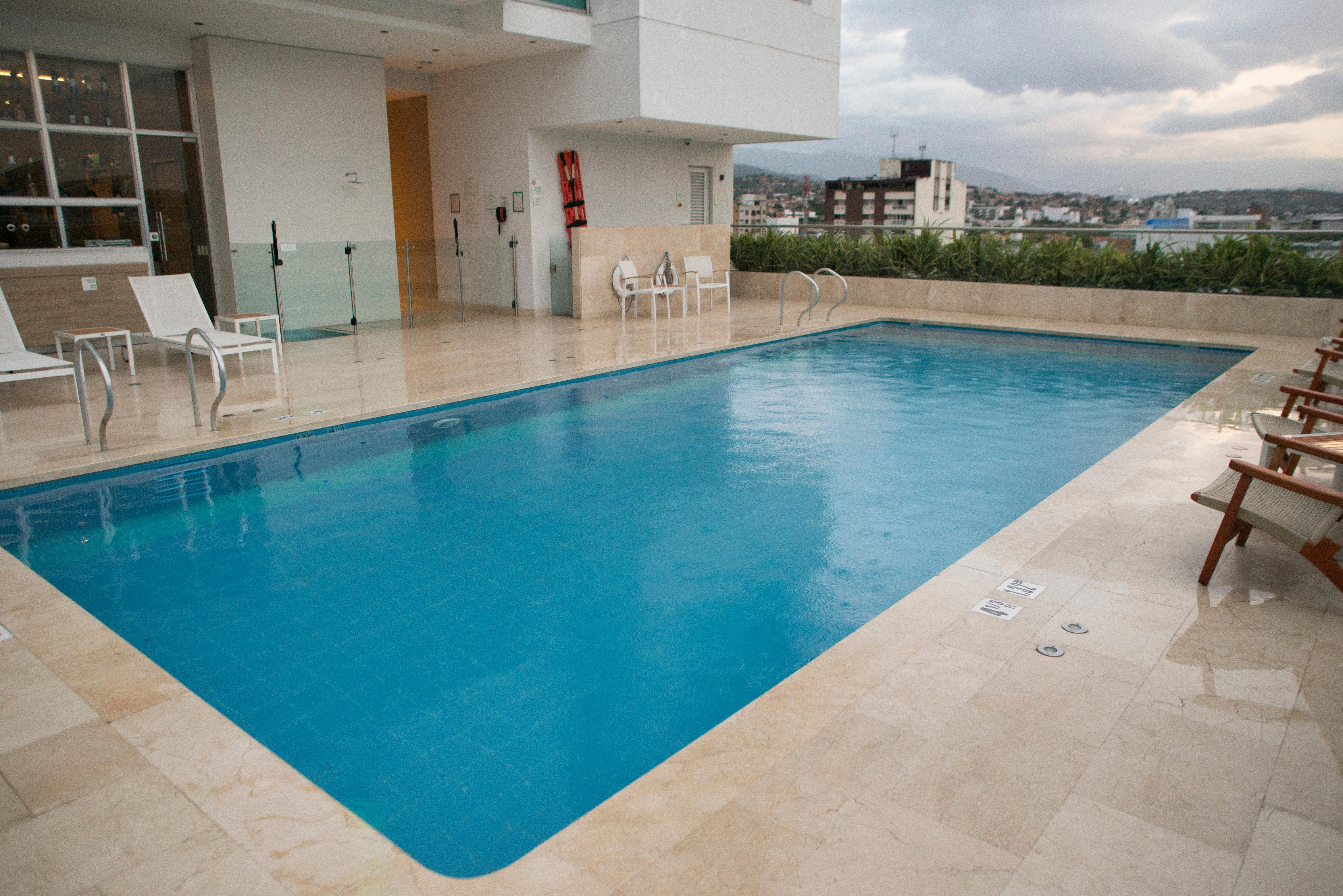 Holiday Inn Cucuta By Ihg Kültér fotó A rooftop pool