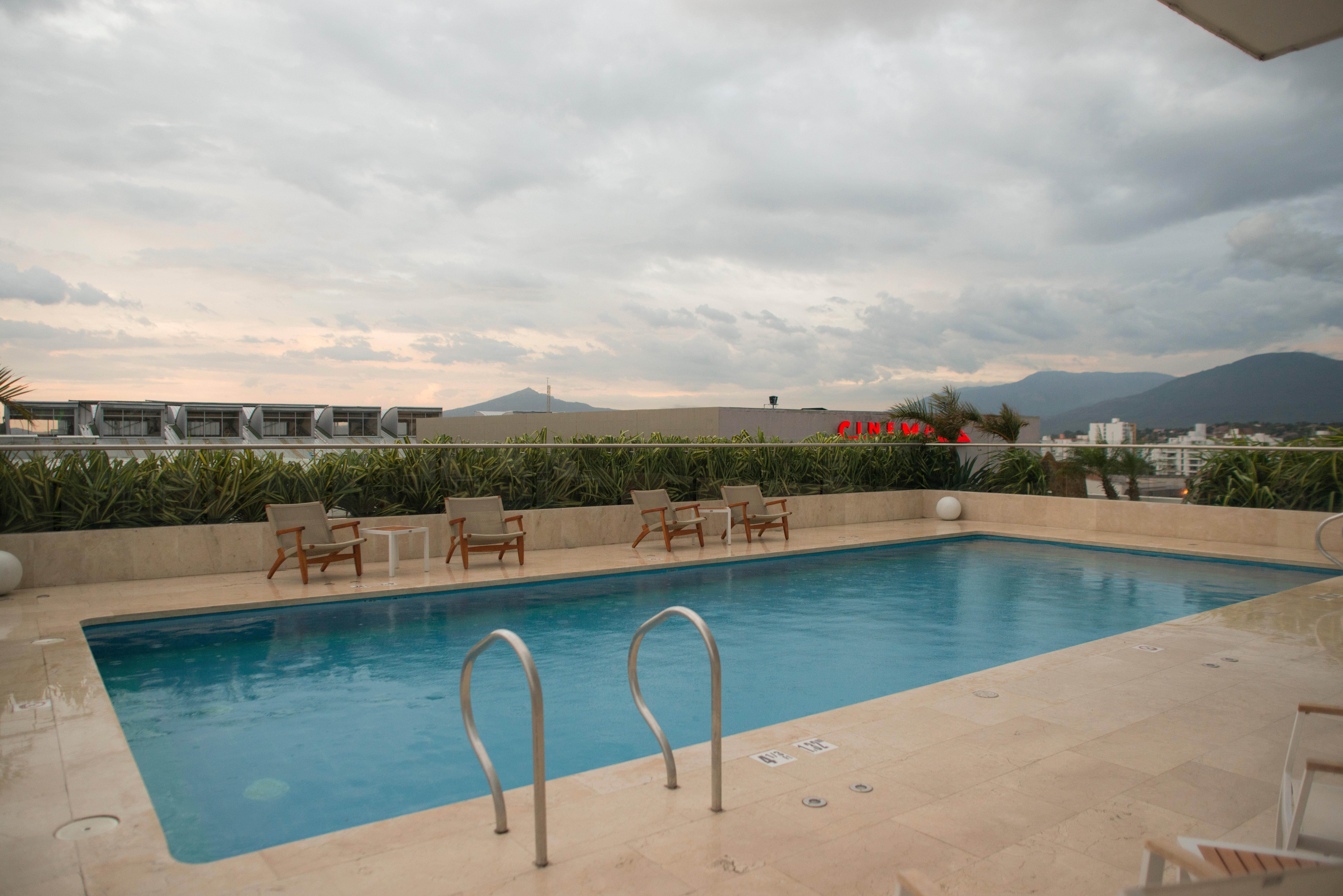 Holiday Inn Cucuta By Ihg Kültér fotó A rooftop pool in Athens, Greece