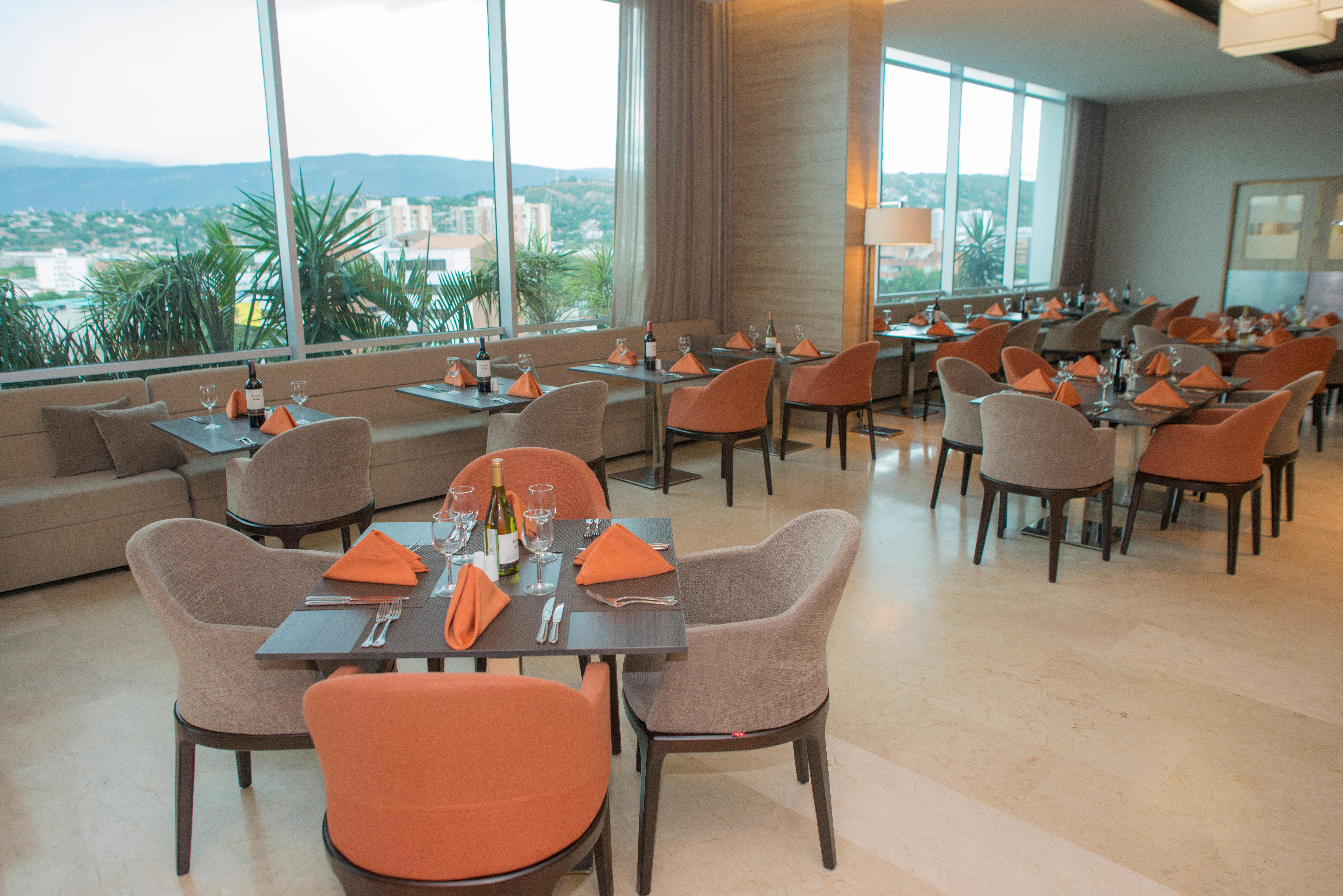 Holiday Inn Cucuta By Ihg Kültér fotó The restaurant