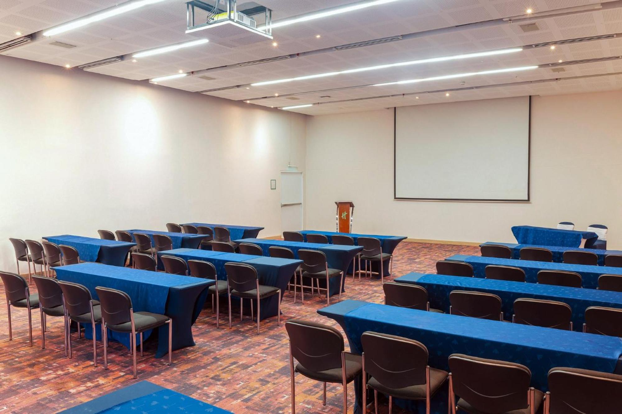Holiday Inn Cucuta By Ihg Kültér fotó A typical classroom layout