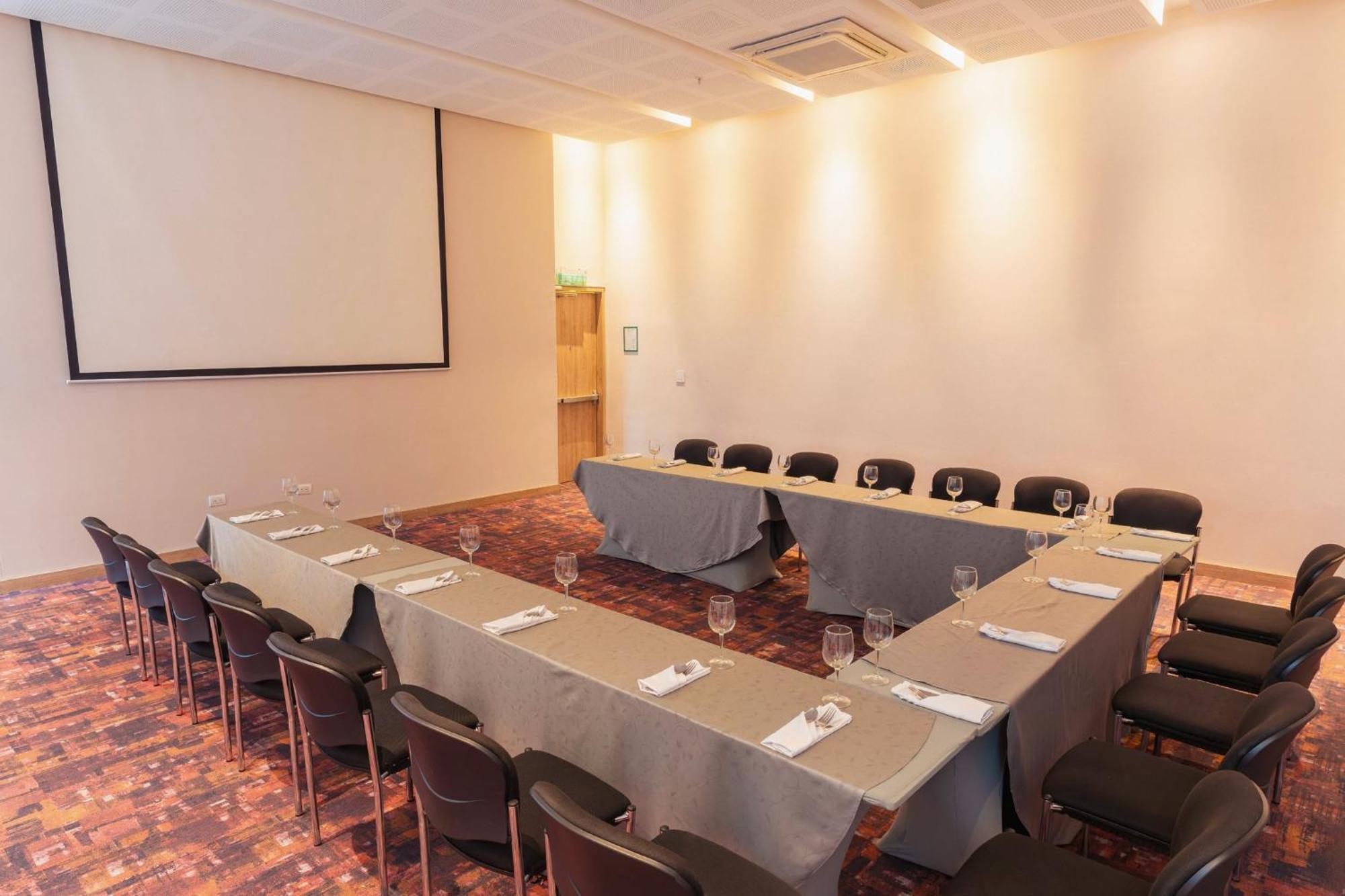 Holiday Inn Cucuta By Ihg Kültér fotó Meeting room
