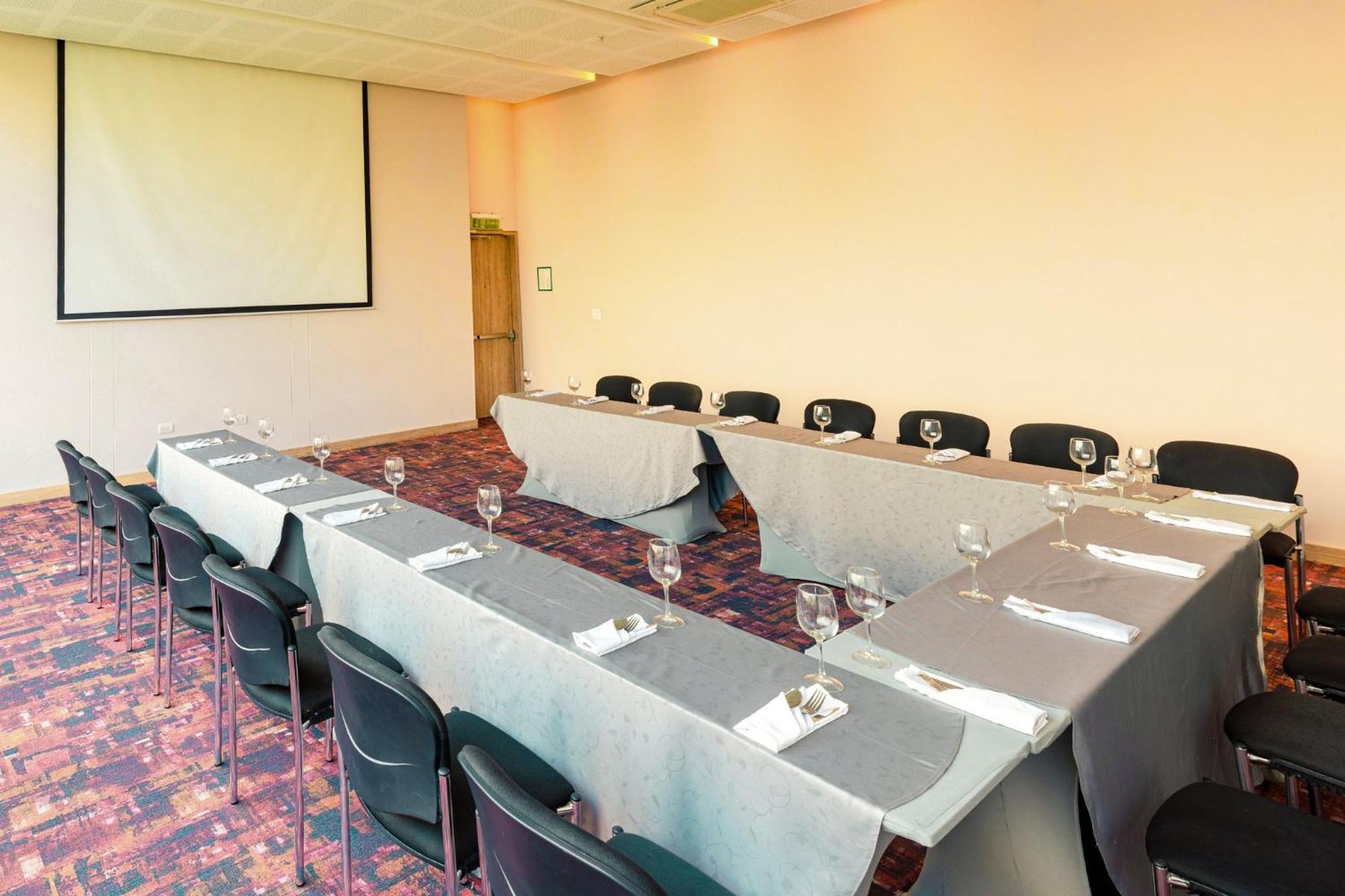 Holiday Inn Cucuta By Ihg Kültér fotó The meeting room