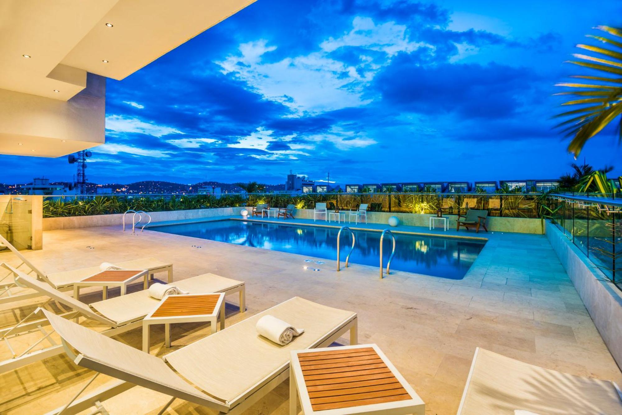 Holiday Inn Cucuta By Ihg Kültér fotó Rooftop pool at the hotel