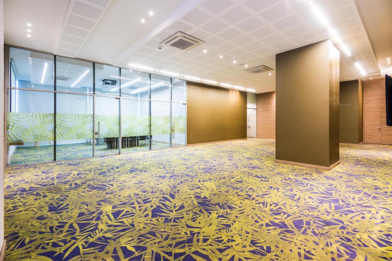 Holiday Inn Cucuta By Ihg Kültér fotó Carpet flooring