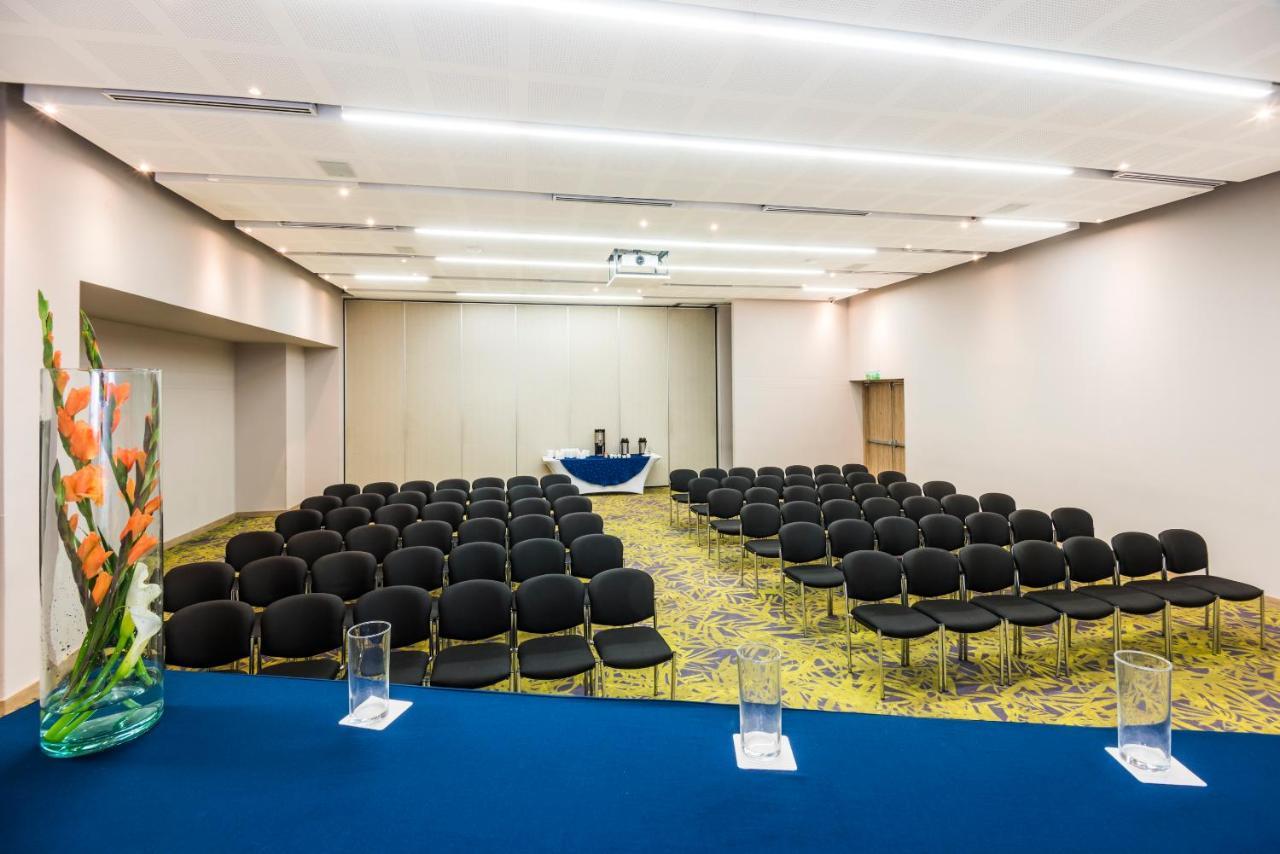Holiday Inn Cucuta By Ihg Kültér fotó Meeting room