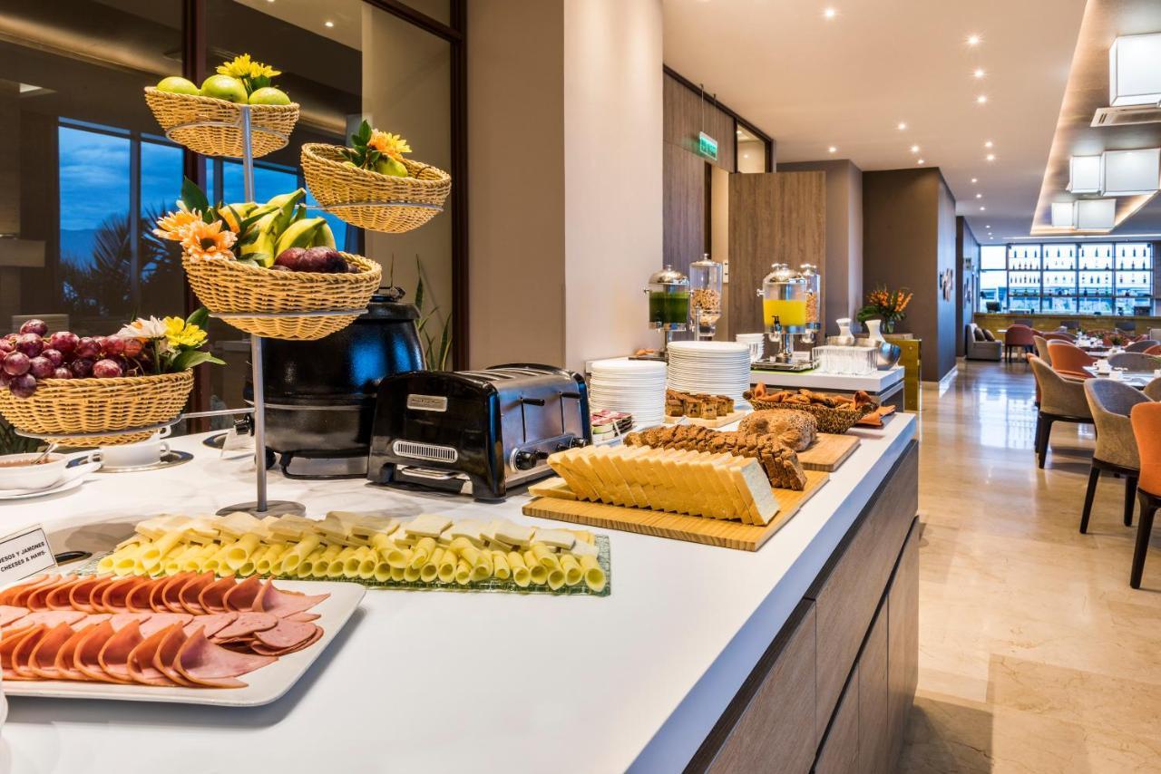 Holiday Inn Cucuta By Ihg Kültér fotó The lounge at the airport