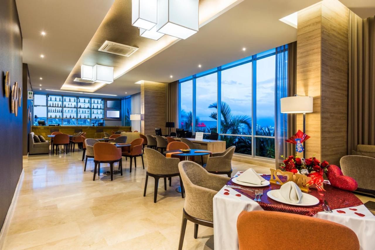 Holiday Inn Cucuta By Ihg Kültér fotó The Club Lounge at the 36th floor